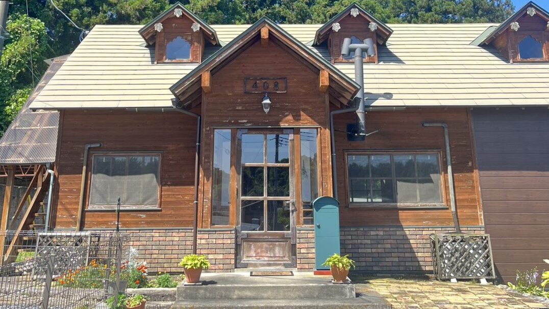 木造の建物が特徴の408base外観